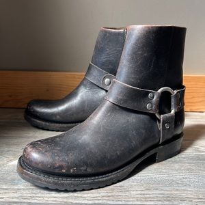 Veronica Harness Short Bootie
The Frye Company women size 9 M